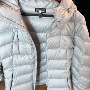 Women’s Patagonia puffer jacket in silver. Size Medium. Non-smoking home.